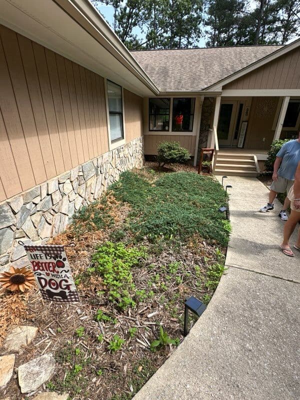 Gallery photos for Landscape Paradise with Fresh Mulch and Greens: Image #1